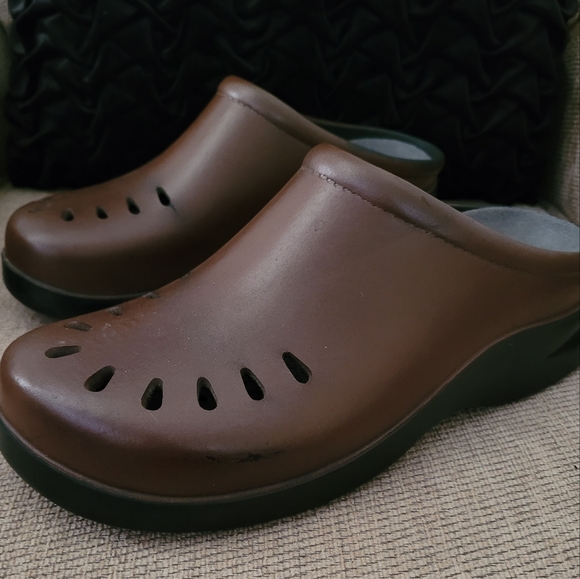 KLOGS FOOTWEAR MEN'S  CHESTNUT LASER CUT CLOGS - Picture 1 of 9